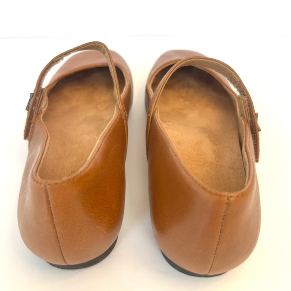 Vionic Alameda Mary Jane flats in tan leather, size 8 - Picture 4 of 8
